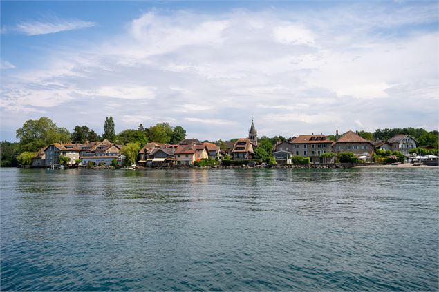 Vue sur le village de Nernier - Destination Léman