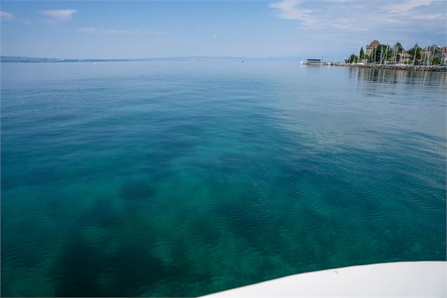 Croisière commentée d'Yvoire en bateau hybride l'Odina - Destination Léman