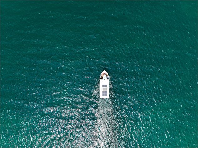 Croisière commentée d'Yvoire en bateau hybride l'Odina - Destination Léman