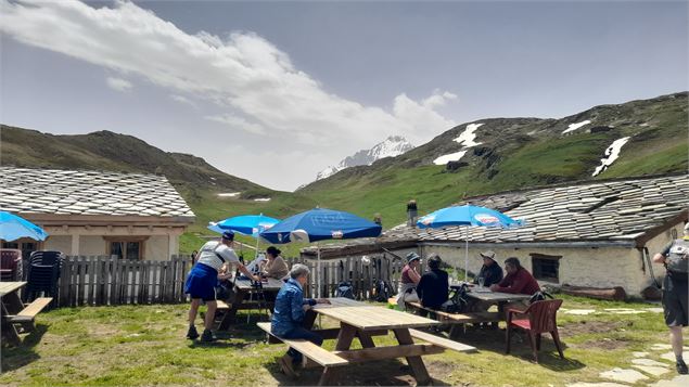 Terrasse du Refuge Auberge de Bellecombe - CCHMV - MF Rigolet