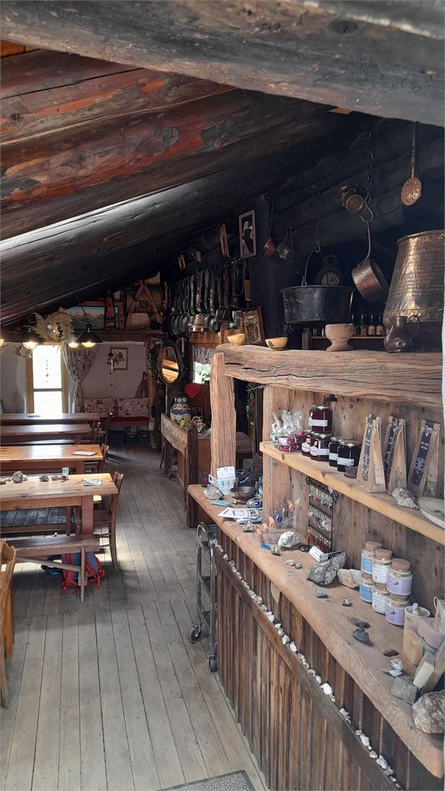 Intérieur salle de restauration Refuge Auberge de Bellecombe - CCHMV - MF Rigolet