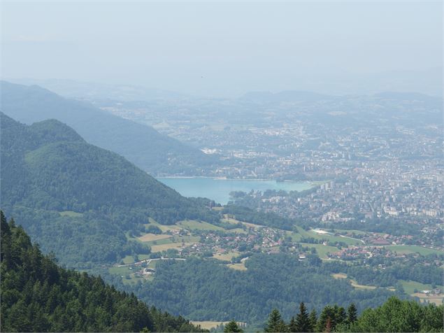 Vue sur Annecy depuis Chalet Chappuis - Photo sous licence Creative Commons https://creativecommons.