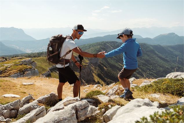Père et fils en rando - Peignée Verticale - Grand Chambéry Alpes Tourisme