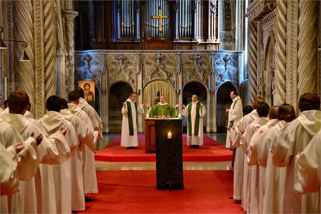 Communauté priant à l'intérieur de l'église - G. Lansard