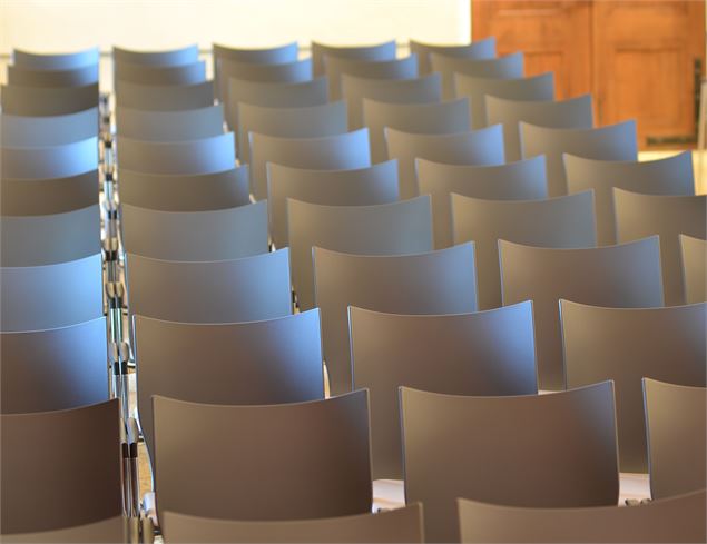 Salle disposition théatre - CCR Ambronay - Bertrand Pichène