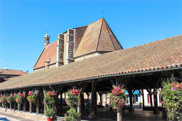Halles et église - S.Ferrier/Dombes Tourisme