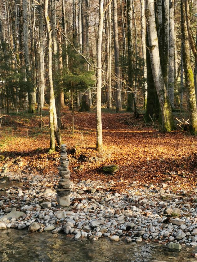 Cairn en bord de rivière - Alain Bouvet - OT Alpes du Léman