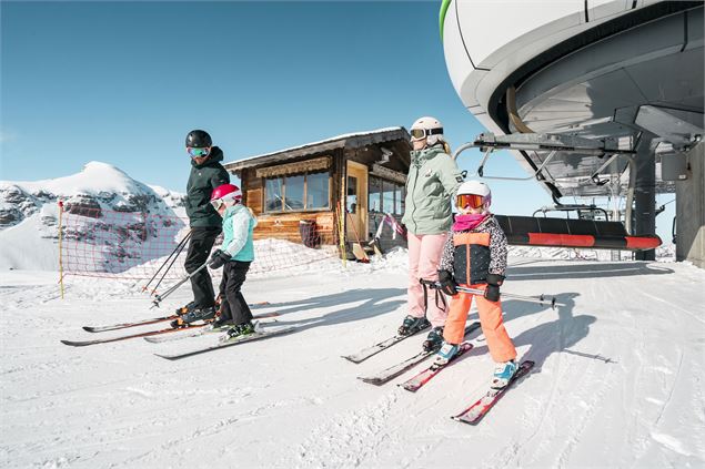 Famille de skieurs à l'arrivée du télésiège de Pierre Longue - L.Meyer-Châtel
