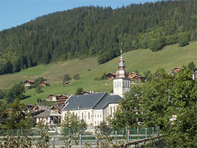 L’église depuis l’Envers du Village - © Collection municipalité Grand Bornand