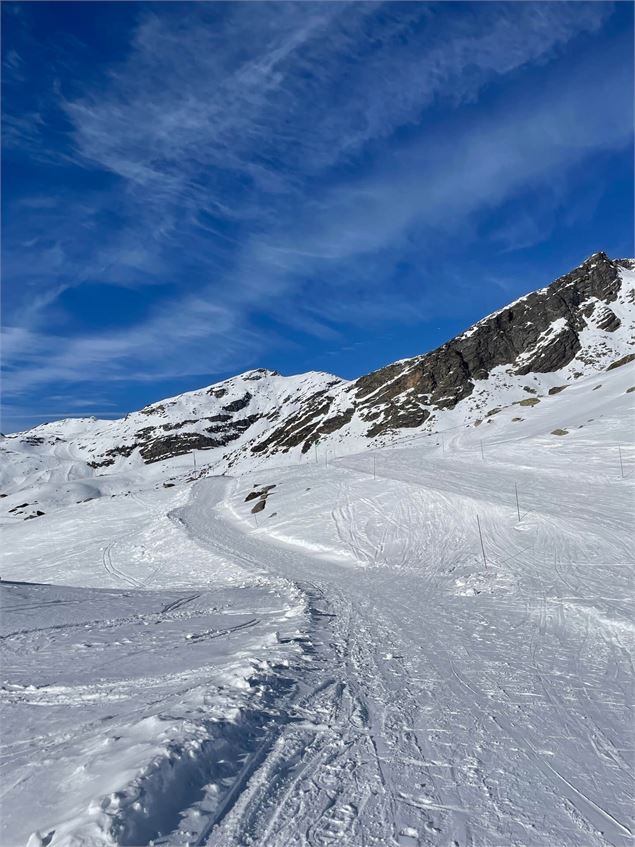 Suivre le sentier et passer sous le télésiège Cascades - OT Val Thorens