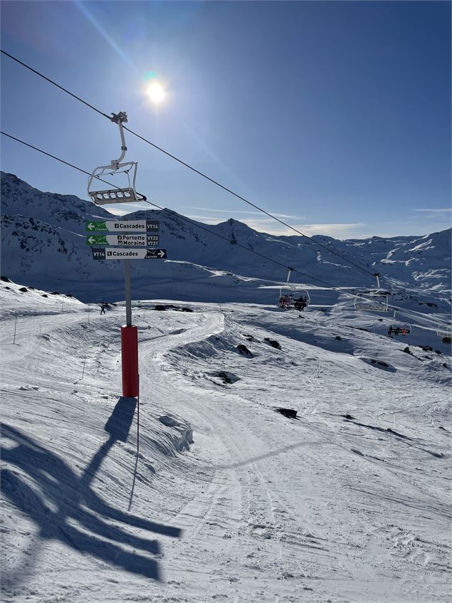 Passer sous le télésiège Cascades - OT Val Thorens