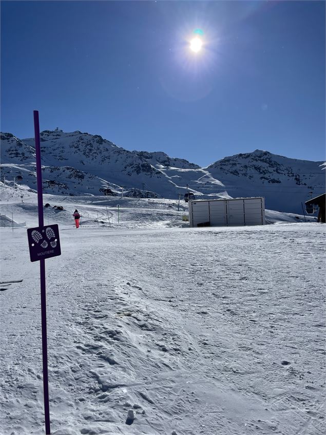 Suivre les jalons et les petits panneaux violets indiquant La Moutière - OT Val Thorens