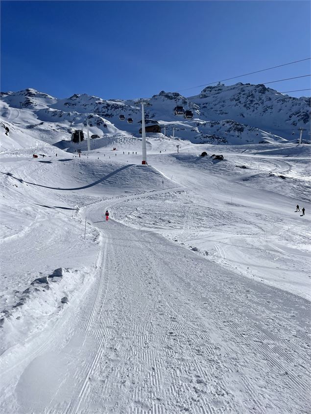 Traverser la piste bleue hermine puis la piste noire Arolles - OT Val Thorens