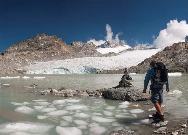Randonneurs au pied du glacier du Grand Méan - ©SavoieMontBlanc-Rolland
