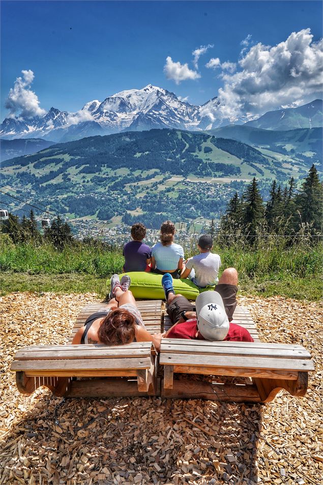 Bain de soleil avec une vue époustouflante à l'aire de jeux panoramique des Portes du Mont-Blanc à M