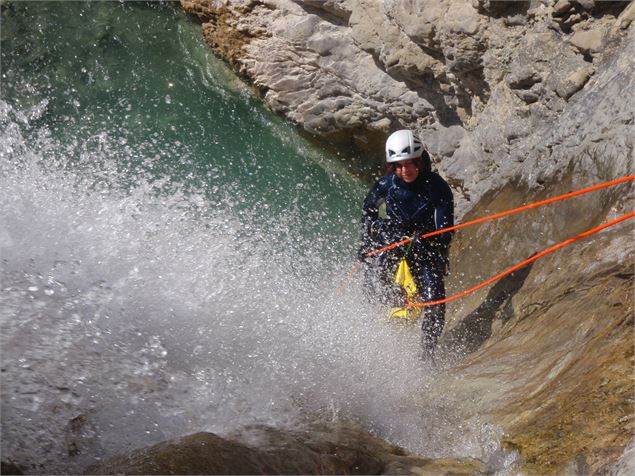 Canyoning au Grenand avec Vertes Sensations - COPYRIGHT SMBT-VERTES SENSATIONS