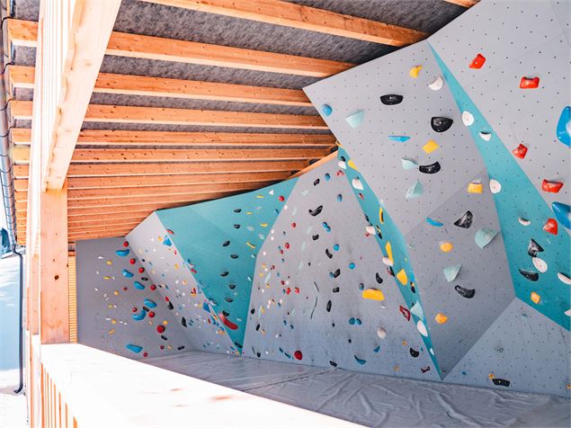 Photo du bloc d'escalade du Corbier en hiver - Corbier Tourisme