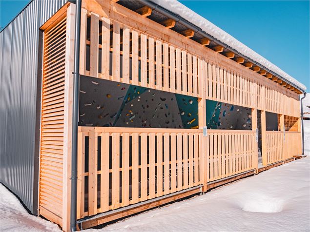 Photo du bloc d'escalade du Corbier vu de l'extérieur en hiver - Corbier Tourisme