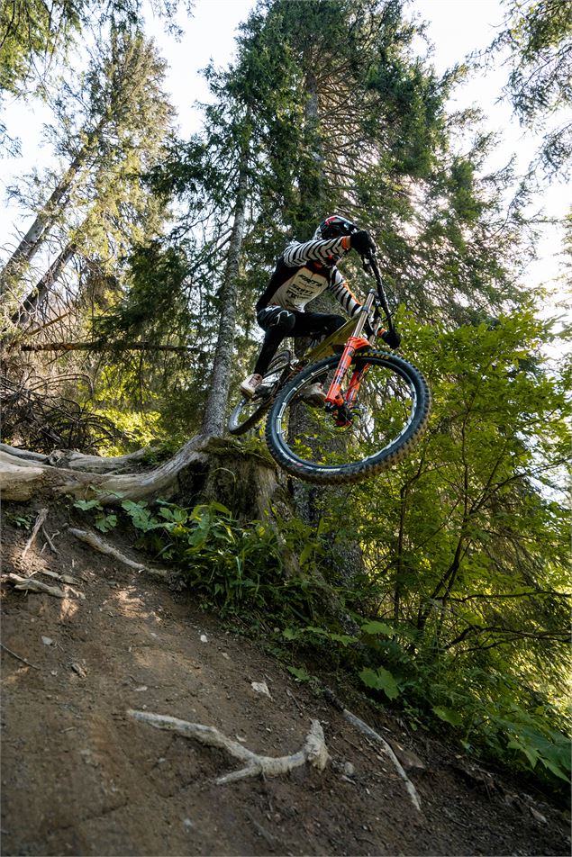 Sur la piste VTT la Komatrautrail du Bike Park de Châtell - L.Meyer - Châtel