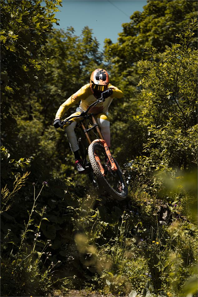 Vététiste en plein saut dans la piste noire Dré dans l'pentu du bike park de Châtel - L.Meyer-Châtel