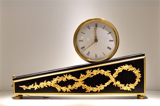 Pendule en pente exposée au Musée de l'Horlogerie et du Décolletage de Cluses
