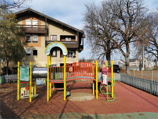 Aire de jeux de la Place de Crête - Camille Thiriet