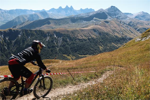 VTT face aux Aiguilles d'Arves - © OT Saint Sorlin dArves - V Bellot-Mauroz