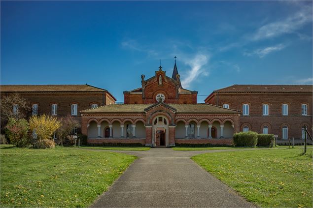 Vue extérieure de l'Abbaye - ©Georges JANODY /Aintourisme