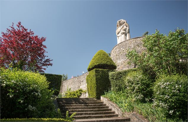 Aperçu de la statue de La Madone en arrivant par le parc - ©Georges JANODY /Aintourisme