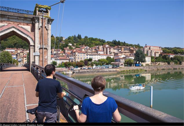 Cyclistes sur la Voie Bleue au Pont de Trévoux - ©Georges JANODY /Aintourisme
