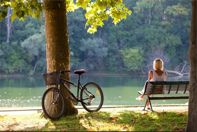 Pause cycliste bord de Saône - ©Georges JANODY /Aintourisme