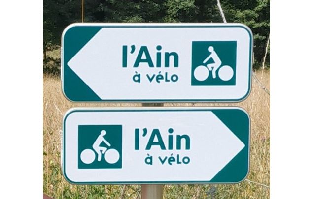 Panneaux directionnels l'Ain à Vélo - ©Lapichon CCBYSA