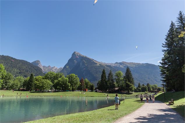 Point de vue depuis le Lac aux dames de Samoëns,sur les parapentes et la montagne qui domine la comm