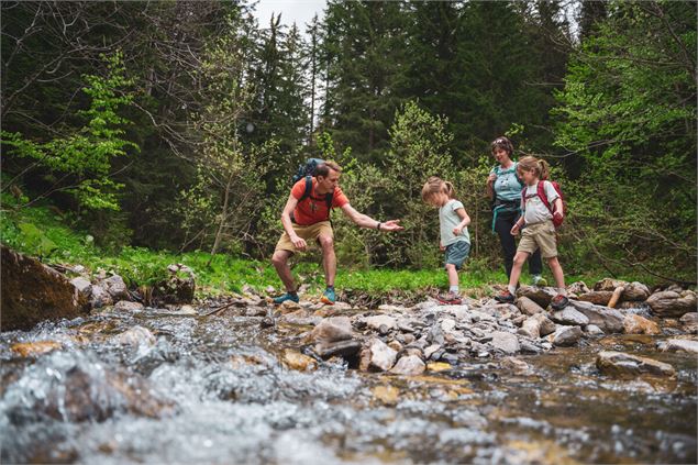 Traversée du ruisseau - Alpigraphie / Kröll Matthias - Grand Chambéry Alpes Tourisme