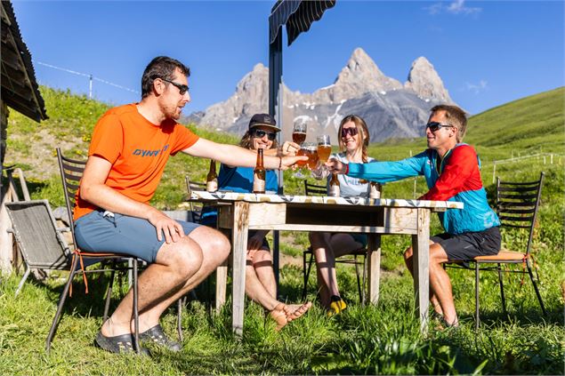 Randonneurs sur la terrasse du chalet du perron. - Thibaut.Blais