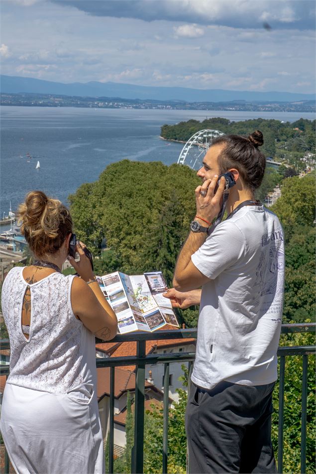 Un couple en train de visiter Thonon, chacun un audioguide à la main - Marion Todeschini