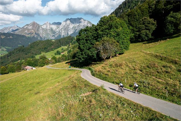Cyclistes et paysage - Tristan Shu - Annecy Mountains