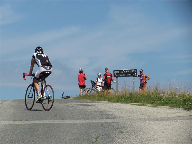 cyclistes au Col du Chaussy - OTICœurdemaurienne
