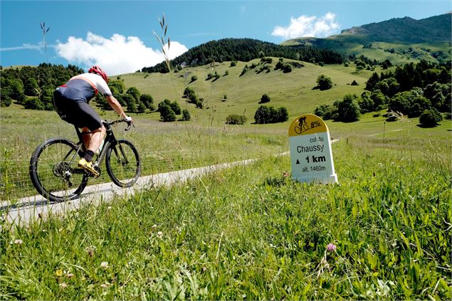 Cycliste sur la route du col de la Madeleine - OutlinesMagazine