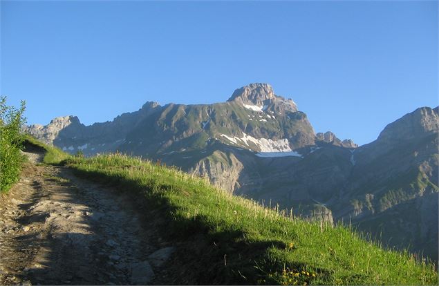 Montée à Tête noire et vue sur les 4 Têtes en arrière plan - © Cordon Tourisme