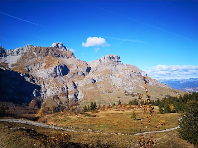 Vue sur les Aravis arrivé au plateau des Bénés - Jean Marc Barey