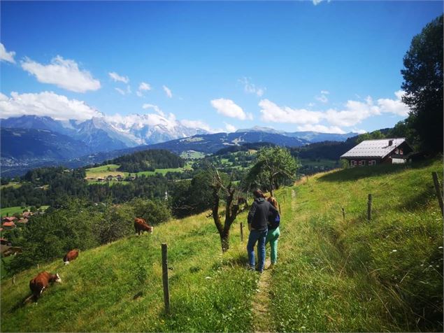 Promeneurs sur la boucle de la Plagne - © Cordon Tourisme