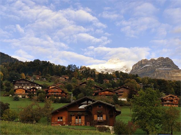 Vue du village depuis la Boucle de la Plagne - © Cordon Tourisme