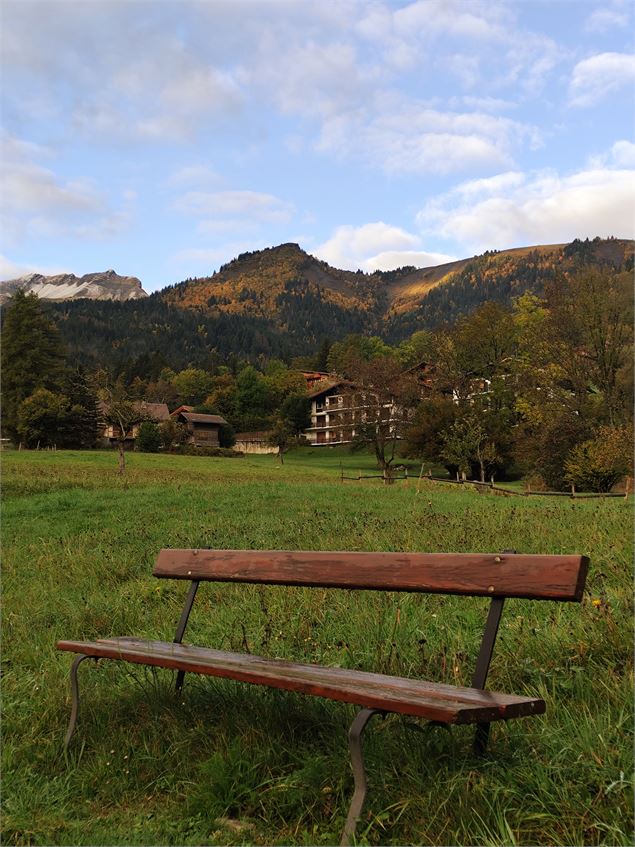 Banc sur le chemin arrivant au village - © Cordon Tourisme