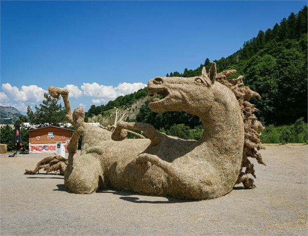 Sculpture de paille et foin à Valloire - Morgane Brassel