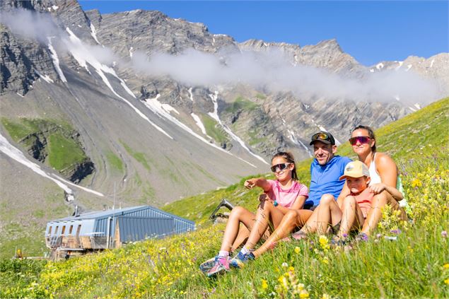 Famille au refuge des Aiguilles d'Arves - Thibaut.Blais