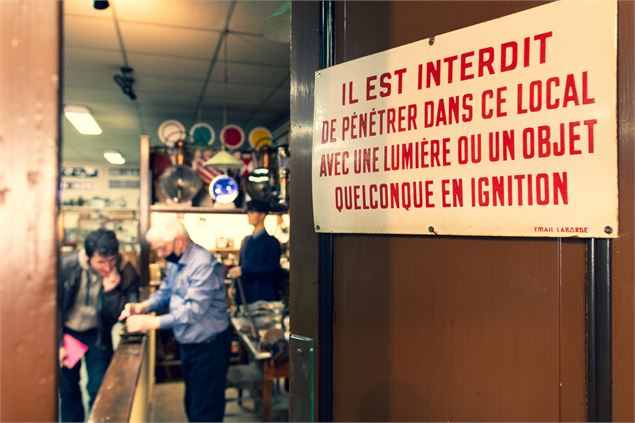 Salle des lanternes du musée. - Musée du Cheminot