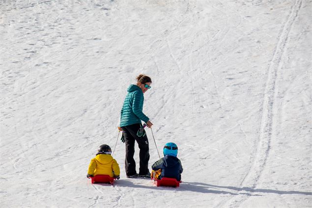 Mère remontant ses deux enfants en luge - OTICoeurdemaurienne