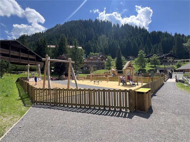 Vue d'ensemble avec au premier plan la tyrolienne - C.Marchand - Mairie de Châtel