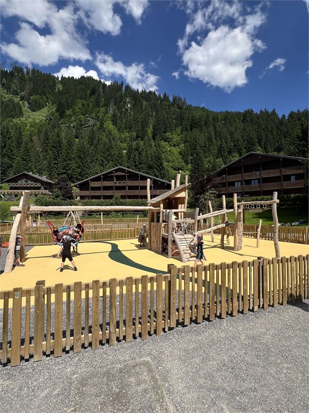 Enfants sur le toboggan et la balançoire - C.Marchand - Mairie de Châtel